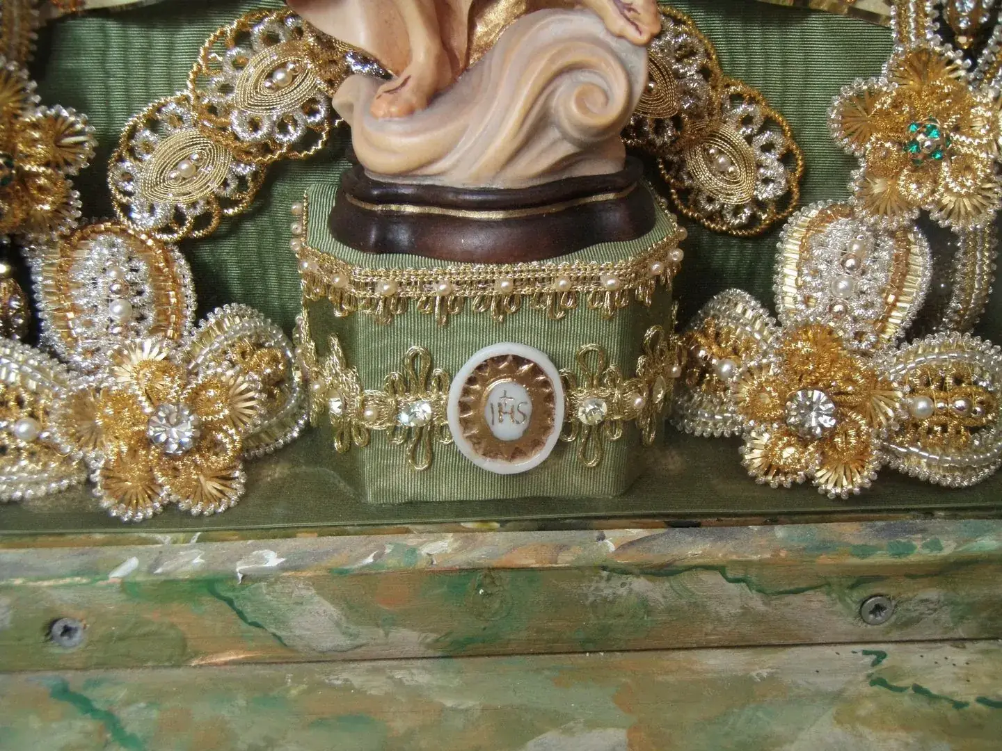 IHS weiß-gold handgefertigte Wachsmodel für Klosterarbeit – Bild 2 – Chiemgauer Heimatwerk Trachten-Onlineshop IHS weiß-gold handgefertigte Wachsmodel für Klosterarbeit - Bild 2 - Chiemgauer Heimatwerk Trachten-Onlineshop