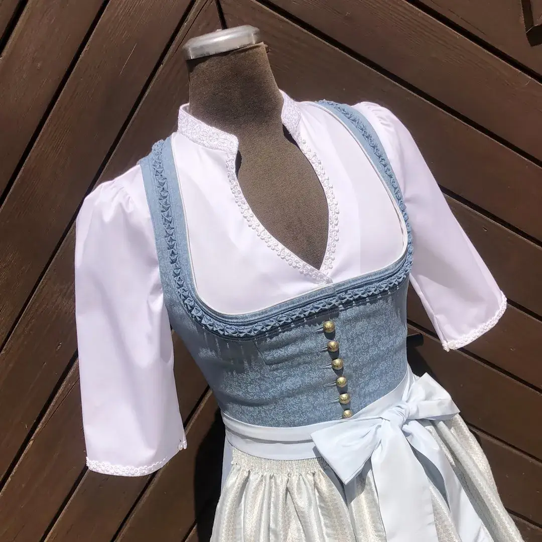Hochgeschlossene Waldorff Dirndlbluse kurzarm mit Stehkragen No. 5 – Bild 2 – Chiemgauer Heimatwerk traditioneller Trachten-Onlineshop Hochgeschlossene Waldorff Dirndlbluse kurzarm mit Stehkragen No. 5 - Bild 2 - Chiemgauer Heimatwerk traditioneller Trachten-Onlineshop