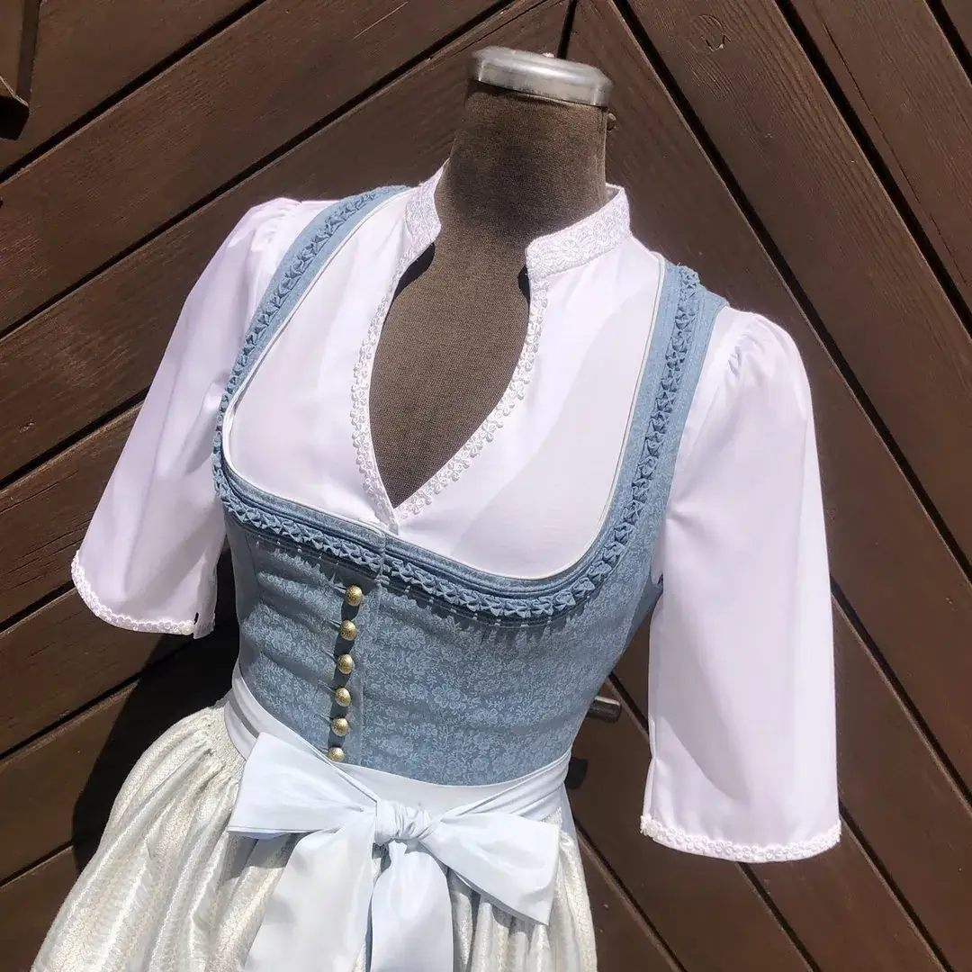 Hochgeschlossene Waldorff Dirndlbluse kurzarm mit Stehkragen No. 5 – Bild 9 – Chiemgauer Heimatwerk traditioneller Trachten-Onlineshop Hochgeschlossene Waldorff Dirndlbluse kurzarm mit Stehkragen No. 5 - Bild 9 - Chiemgauer Heimatwerk traditioneller Trachten-Onlineshop