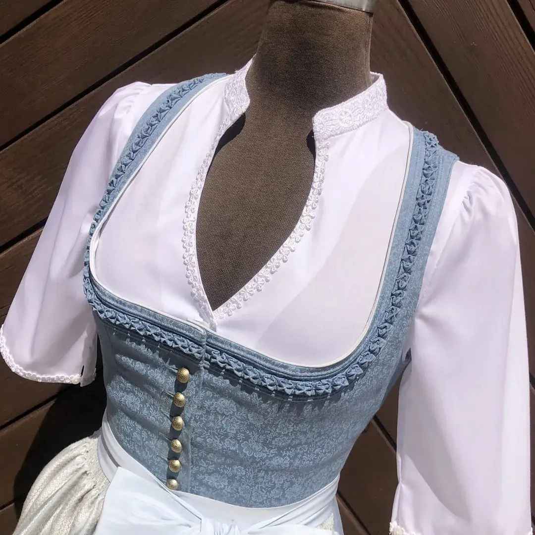 Hochgeschlossene Waldorff Dirndlbluse kurzarm mit Stehkragen No. 5 – Bild 15 – Chiemgauer Heimatwerk traditioneller Trachten-Onlineshop Hochgeschlossene Waldorff Dirndlbluse kurzarm mit Stehkragen No. 5 - Bild 15 - Chiemgauer Heimatwerk traditioneller Trachten-Onlineshop