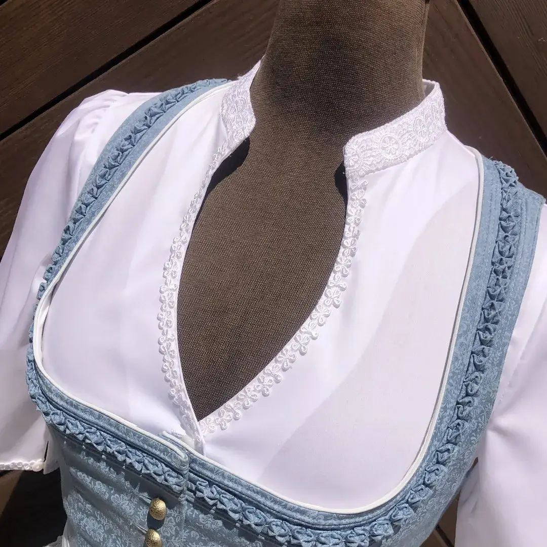 Hochgeschlossene Waldorff Dirndlbluse kurzarm mit Stehkragen No. 5 – Bild 16 – Chiemgauer Heimatwerk traditioneller Trachten-Onlineshop Hochgeschlossene Waldorff Dirndlbluse kurzarm mit Stehkragen No. 5 - Bild 16 - Chiemgauer Heimatwerk traditioneller Trachten-Onlineshop