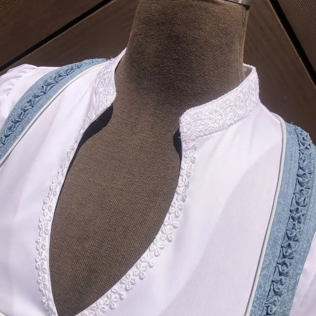 Hochgeschlossene Waldorff Dirndlbluse kurzarm mit Stehkragen No. 5 – Bild 18 – Chiemgauer Heimatwerk traditioneller Trachten-Onlineshop Hochgeschlossene Waldorff Dirndlbluse kurzarm mit Stehkragen No. 5 - Bild 18 - Chiemgauer Heimatwerk traditioneller Trachten-Onlineshop