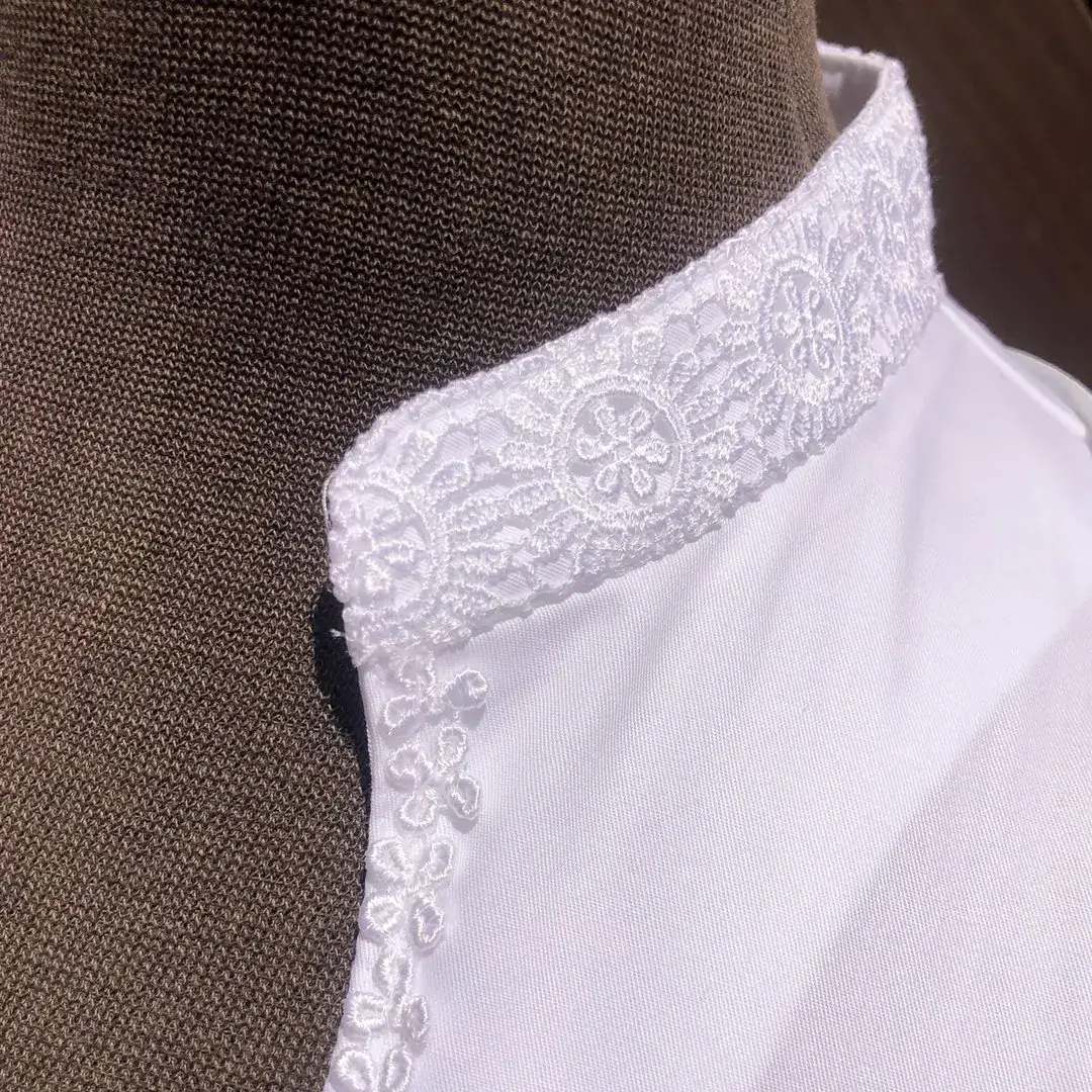 Hochgeschlossene Waldorff Dirndlbluse kurzarm mit Stehkragen No. 5 – Bild 19 – Chiemgauer Heimatwerk traditioneller Trachten-Onlineshop Hochgeschlossene Waldorff Dirndlbluse kurzarm mit Stehkragen No. 5 - Bild 19 - Chiemgauer Heimatwerk traditioneller Trachten-Onlineshop