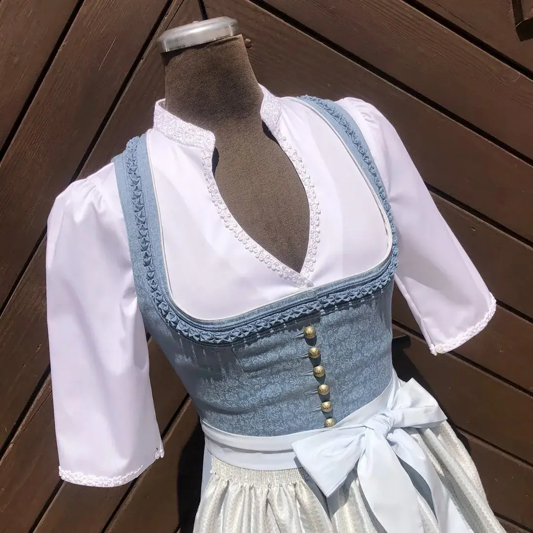 Hochgeschlossene Waldorff Dirndlbluse kurzarm mit Stehkragen No. 5 – Bild 6 – Chiemgauer Heimatwerk traditioneller Trachten-Onlineshop Hochgeschlossene Waldorff Dirndlbluse kurzarm mit Stehkragen No. 5 - Bild 6 - Chiemgauer Heimatwerk traditioneller Trachten-Onlineshop
