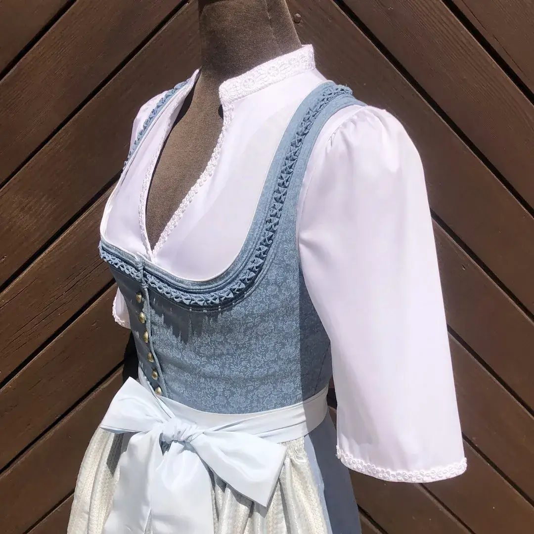 Hochgeschlossene Waldorff Dirndlbluse kurzarm mit Stehkragen No. 5 – Bild 22 – Chiemgauer Heimatwerk traditioneller Trachten-Onlineshop Hochgeschlossene Waldorff Dirndlbluse kurzarm mit Stehkragen No. 5 - Bild 22 - Chiemgauer Heimatwerk traditioneller Trachten-Onlineshop