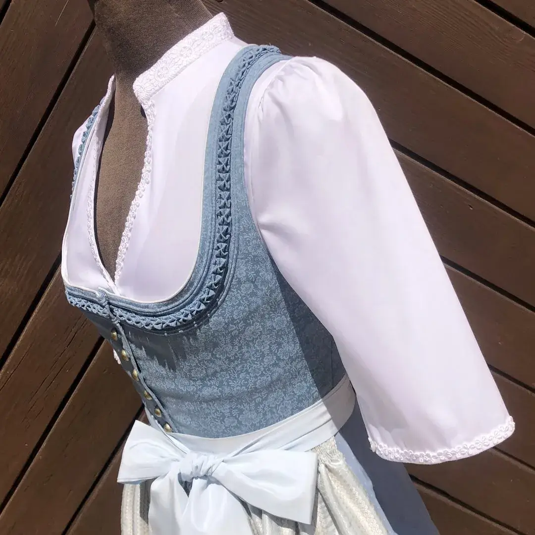 Hochgeschlossene Waldorff Dirndlbluse kurzarm mit Stehkragen No. 5 – Bild 23 – Chiemgauer Heimatwerk traditioneller Trachten-Onlineshop Hochgeschlossene Waldorff Dirndlbluse kurzarm mit Stehkragen No. 5 - Bild 23 - Chiemgauer Heimatwerk traditioneller Trachten-Onlineshop