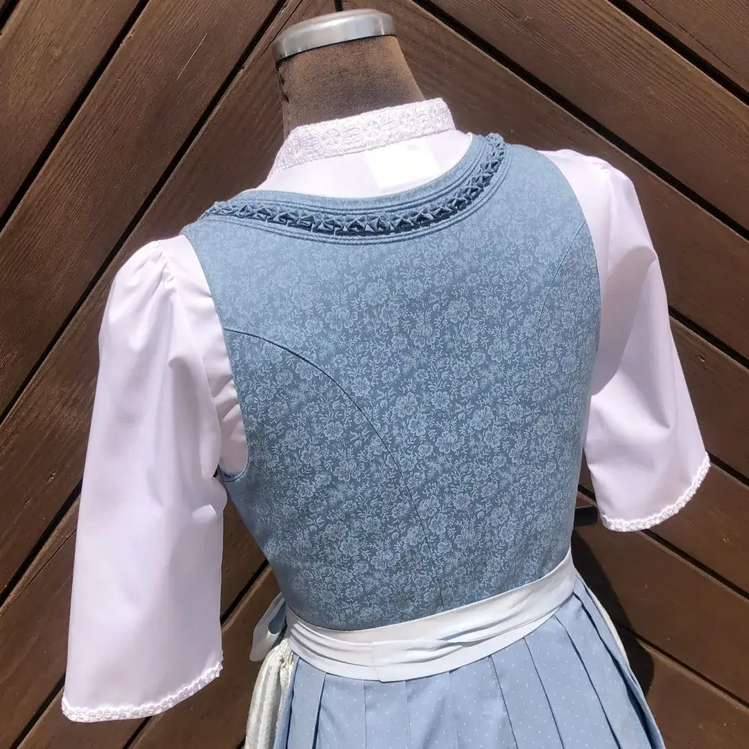 Hochgeschlossene Waldorff Dirndlbluse kurzarm mit Stehkragen No. 5 – Bild 44 – Chiemgauer Heimatwerk traditioneller Trachten-Onlineshop Hochgeschlossene Waldorff Dirndlbluse kurzarm mit Stehkragen No. 5 - Bild 44 - Chiemgauer Heimatwerk traditioneller Trachten-Onlineshop