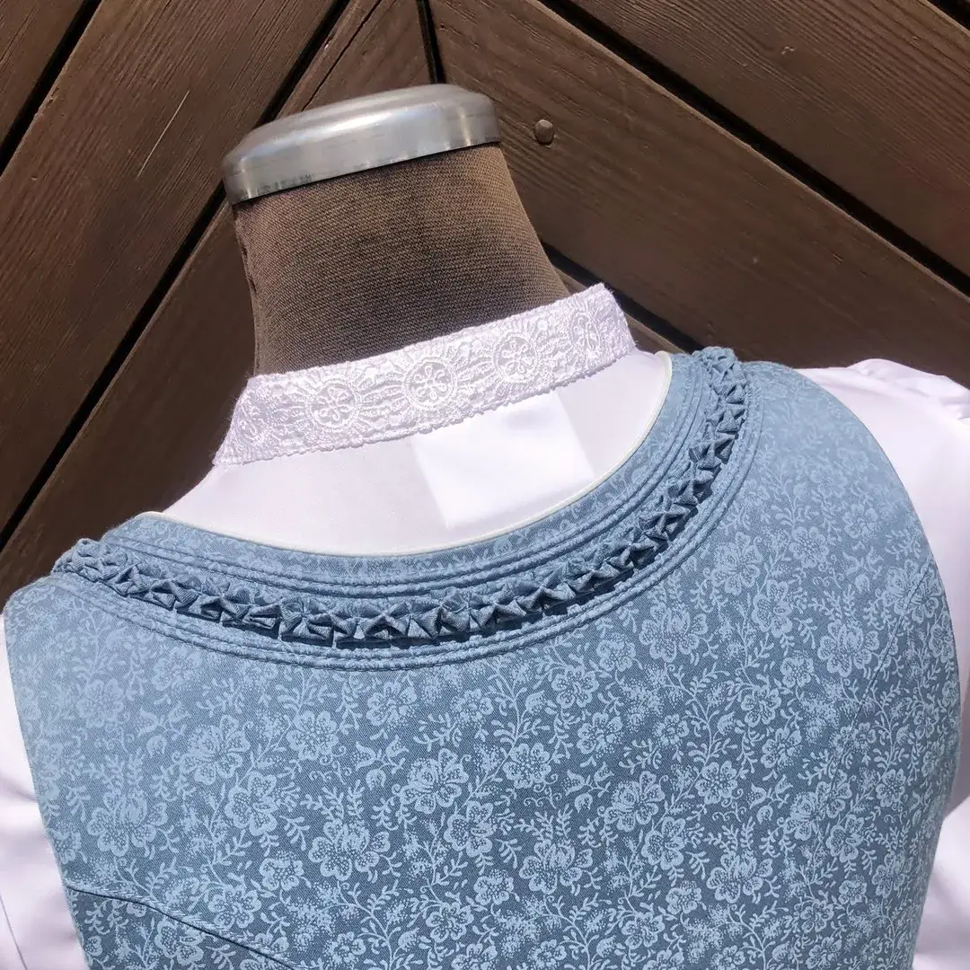 Hochgeschlossene Waldorff Dirndlbluse kurzarm mit Stehkragen No. 5 – Bild 26 – Chiemgauer Heimatwerk traditioneller Trachten-Onlineshop Hochgeschlossene Waldorff Dirndlbluse kurzarm mit Stehkragen No. 5 - Bild 26 - Chiemgauer Heimatwerk traditioneller Trachten-Onlineshop