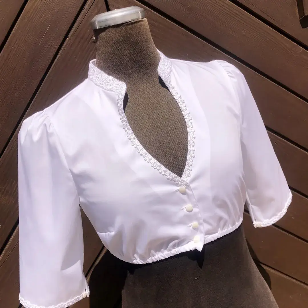 Hochgeschlossene Waldorff Dirndlbluse kurzarm mit Stehkragen No. 5 – Bild 30 – Chiemgauer Heimatwerk traditioneller Trachten-Onlineshop Hochgeschlossene Waldorff Dirndlbluse kurzarm mit Stehkragen No. 5 - Bild 30 - Chiemgauer Heimatwerk traditioneller Trachten-Onlineshop