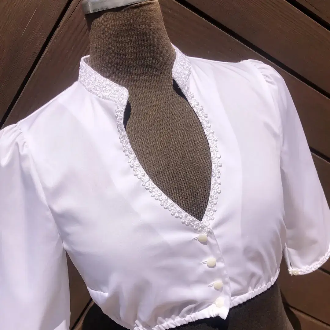 Hochgeschlossene Waldorff Dirndlbluse kurzarm mit Stehkragen No. 5 – Bild 31 – Chiemgauer Heimatwerk traditioneller Trachten-Onlineshop Hochgeschlossene Waldorff Dirndlbluse kurzarm mit Stehkragen No. 5 - Bild 31 - Chiemgauer Heimatwerk traditioneller Trachten-Onlineshop
