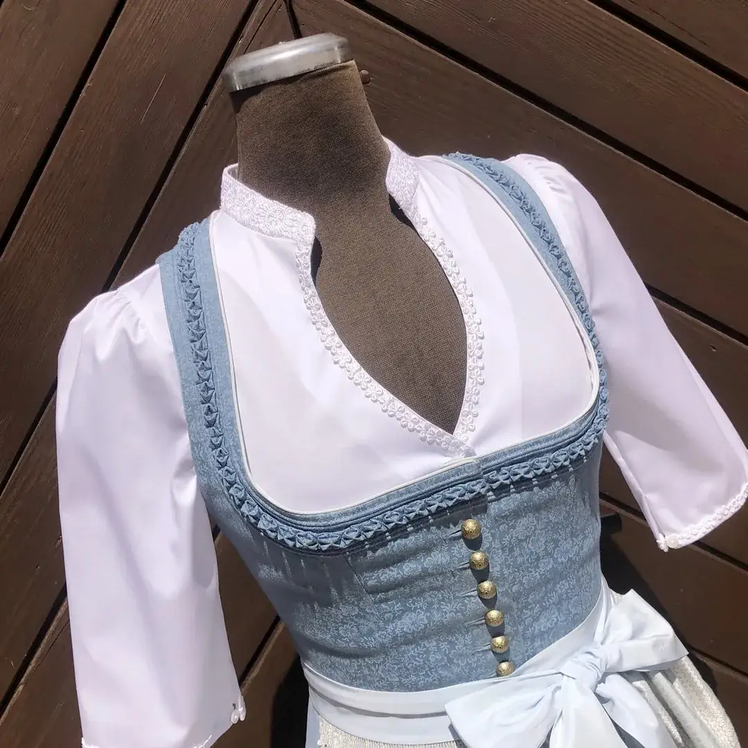 Hochgeschlossene Waldorff Dirndlbluse kurzarm mit Stehkragen No. 5 – Bild 49 – Chiemgauer Heimatwerk traditioneller Trachten-Onlineshop Hochgeschlossene Waldorff Dirndlbluse kurzarm mit Stehkragen No. 5 - Bild 49 - Chiemgauer Heimatwerk traditioneller Trachten-Onlineshop