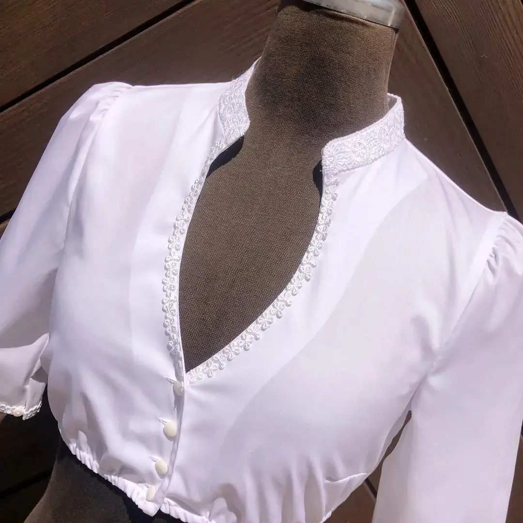 Hochgeschlossene Waldorff Dirndlbluse kurzarm mit Stehkragen No. 5 – Bild 40 – Chiemgauer Heimatwerk traditioneller Trachten-Onlineshop Hochgeschlossene Waldorff Dirndlbluse kurzarm mit Stehkragen No. 5 - Bild 40 - Chiemgauer Heimatwerk traditioneller Trachten-Onlineshop