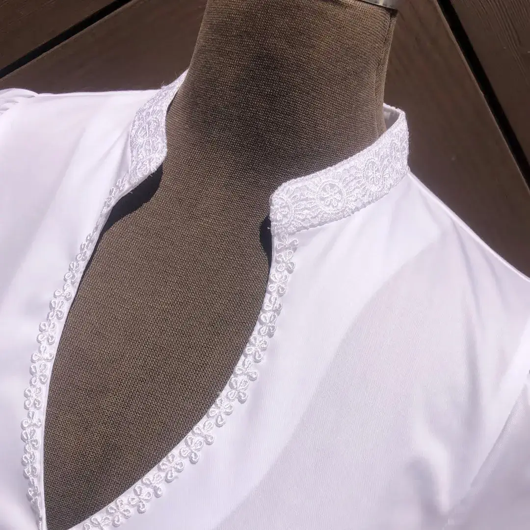 Hochgeschlossene Waldorff Dirndlbluse kurzarm mit Stehkragen No. 5 – Bild 12 – Chiemgauer Heimatwerk traditioneller Trachten-Onlineshop Hochgeschlossene Waldorff Dirndlbluse kurzarm mit Stehkragen No. 5 - Bild 12 - Chiemgauer Heimatwerk traditioneller Trachten-Onlineshop