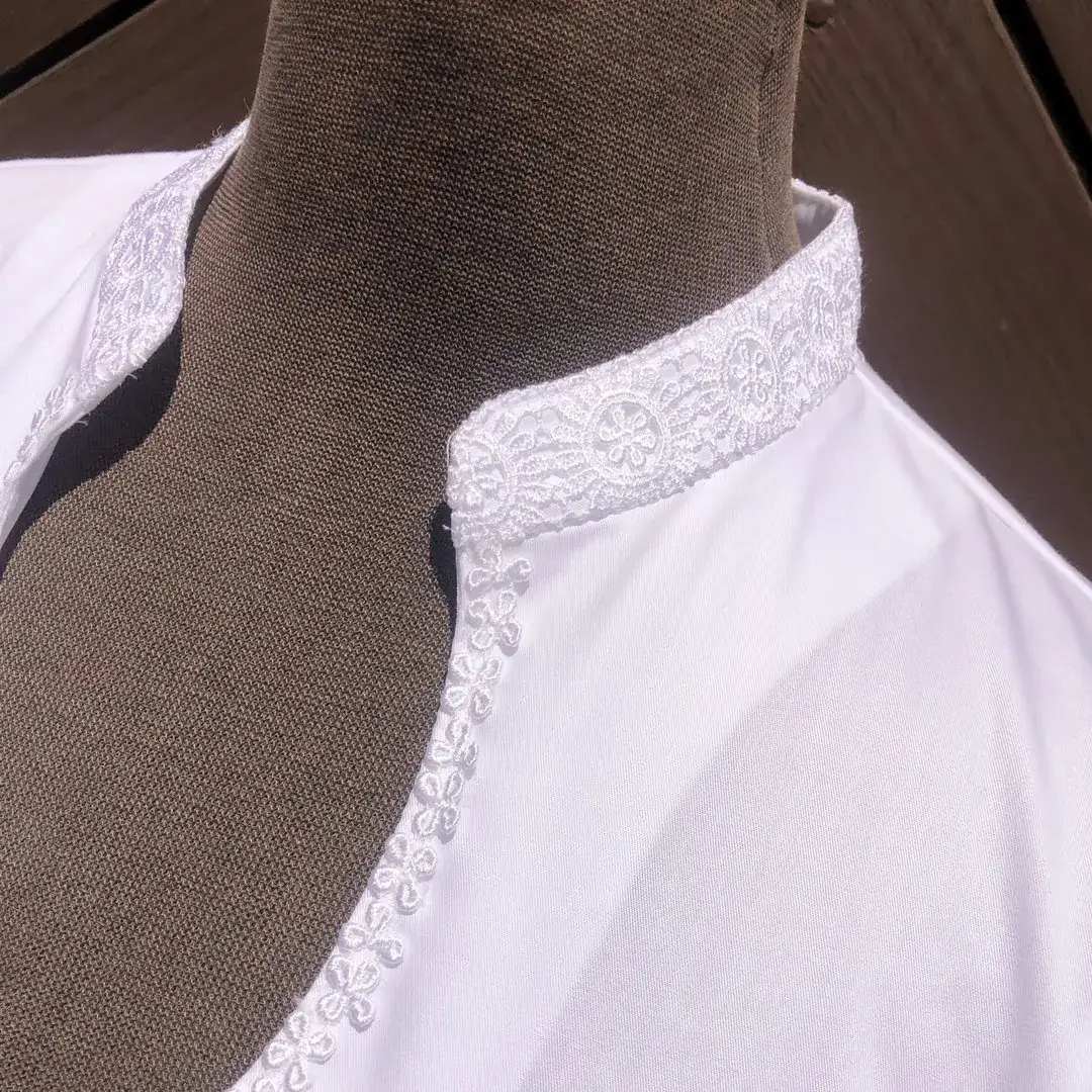Hochgeschlossene Waldorff Dirndlbluse kurzarm mit Stehkragen No. 5 – Bild 5 – Chiemgauer Heimatwerk traditioneller Trachten-Onlineshop Hochgeschlossene Waldorff Dirndlbluse kurzarm mit Stehkragen No. 5 - Bild 5 - Chiemgauer Heimatwerk traditioneller Trachten-Onlineshop