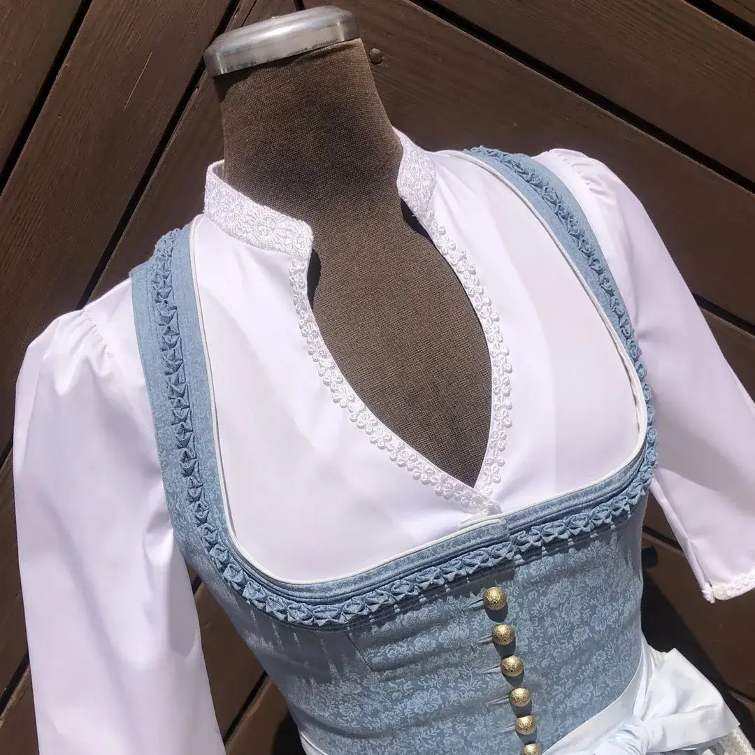 Hochgeschlossene Waldorff Dirndlbluse kurzarm mit Stehkragen No. 5 – Bild 41 – Chiemgauer Heimatwerk traditioneller Trachten-Onlineshop Hochgeschlossene Waldorff Dirndlbluse kurzarm mit Stehkragen No. 5 - Bild 41 - Chiemgauer Heimatwerk traditioneller Trachten-Onlineshop