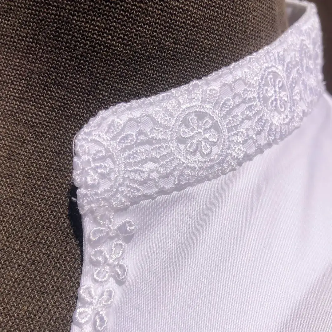 Hochgeschlossene Waldorff Dirndlbluse kurzarm mit Stehkragen No. 5 – Bild 42 – Chiemgauer Heimatwerk traditioneller Trachten-Onlineshop Hochgeschlossene Waldorff Dirndlbluse kurzarm mit Stehkragen No. 5 - Bild 42 - Chiemgauer Heimatwerk traditioneller Trachten-Onlineshop