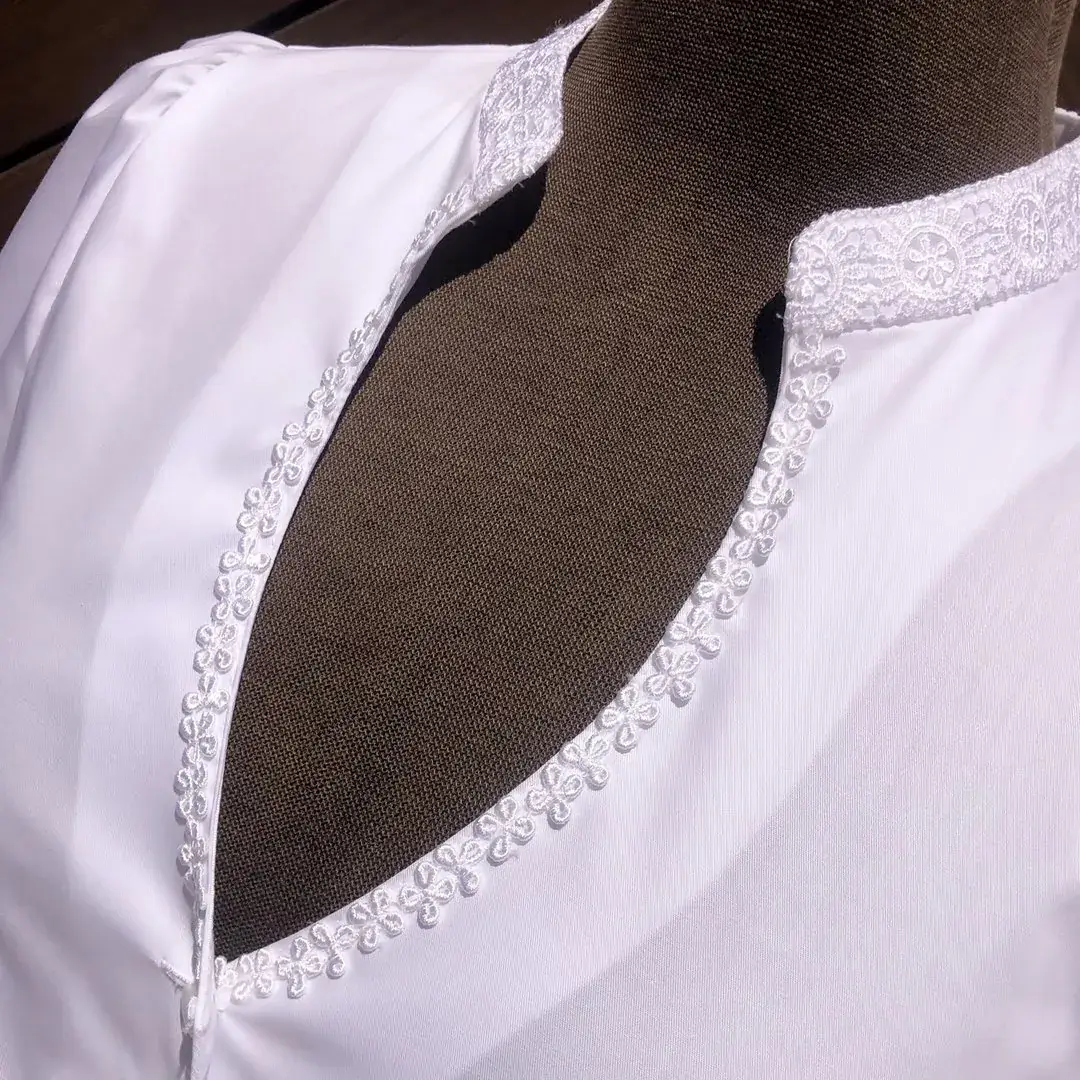 Hochgeschlossene Waldorff Dirndlbluse kurzarm mit Stehkragen No. 5 – Bild 43 – Chiemgauer Heimatwerk traditioneller Trachten-Onlineshop Hochgeschlossene Waldorff Dirndlbluse kurzarm mit Stehkragen No. 5 - Bild 43 - Chiemgauer Heimatwerk traditioneller Trachten-Onlineshop