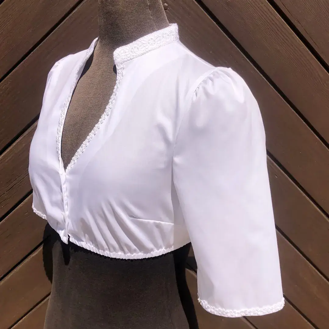 Hochgeschlossene Waldorff Dirndlbluse kurzarm mit Stehkragen No. 5 – Bild 45 – Chiemgauer Heimatwerk traditioneller Trachten-Onlineshop Hochgeschlossene Waldorff Dirndlbluse kurzarm mit Stehkragen No. 5 - Bild 45 - Chiemgauer Heimatwerk traditioneller Trachten-Onlineshop