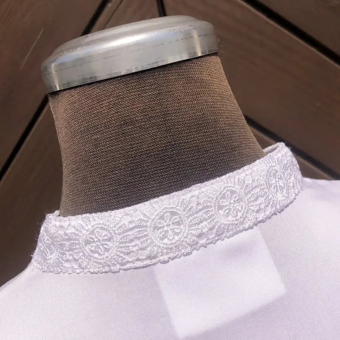 Hochgeschlossene Waldorff Dirndlbluse kurzarm mit Stehkragen No. 5 – Bild 50 – Chiemgauer Heimatwerk traditioneller Trachten-Onlineshop Hochgeschlossene Waldorff Dirndlbluse kurzarm mit Stehkragen No. 5 - Bild 50 - Chiemgauer Heimatwerk traditioneller Trachten-Onlineshop