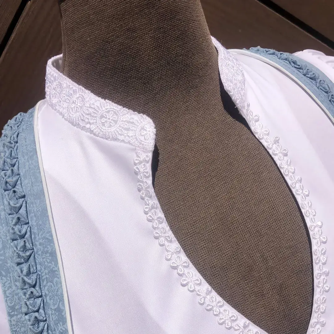 Hochgeschlossene Waldorff Dirndlbluse kurzarm mit Stehkragen No. 5 – Bild 10 – Chiemgauer Heimatwerk traditioneller Trachten-Onlineshop Hochgeschlossene Waldorff Dirndlbluse kurzarm mit Stehkragen No. 5 - Bild 10 - Chiemgauer Heimatwerk traditioneller Trachten-Onlineshop