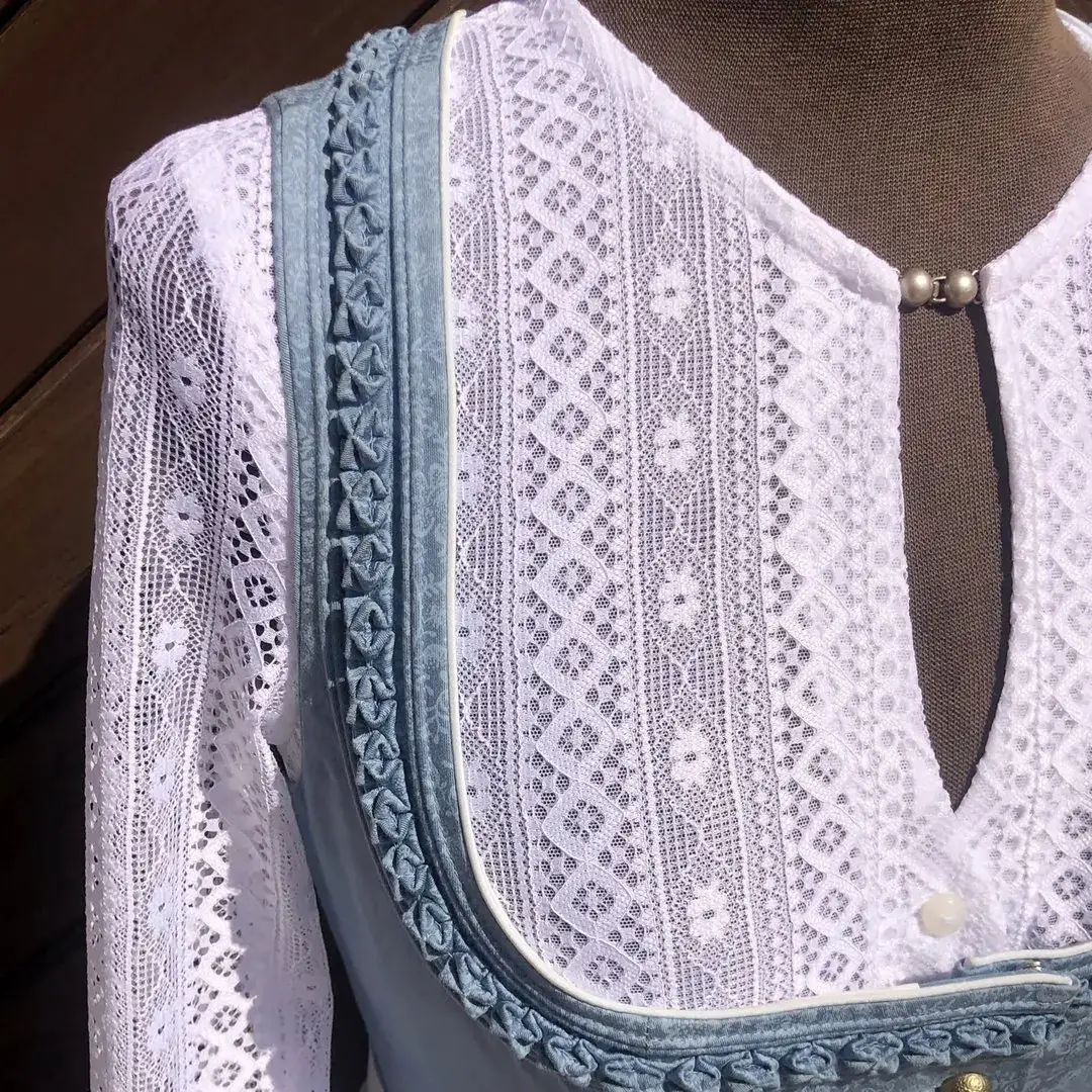 Waldorff Dirndlbluse hochgeschlossen mit langarm – Bild 8 – Chiemgauer Heimatwerk traditioneller Trachten-Onlineshop Waldorff Dirndlbluse hochgeschlossen mit langarm - Bild 8 - Chiemgauer Heimatwerk traditioneller Trachten-Onlineshop