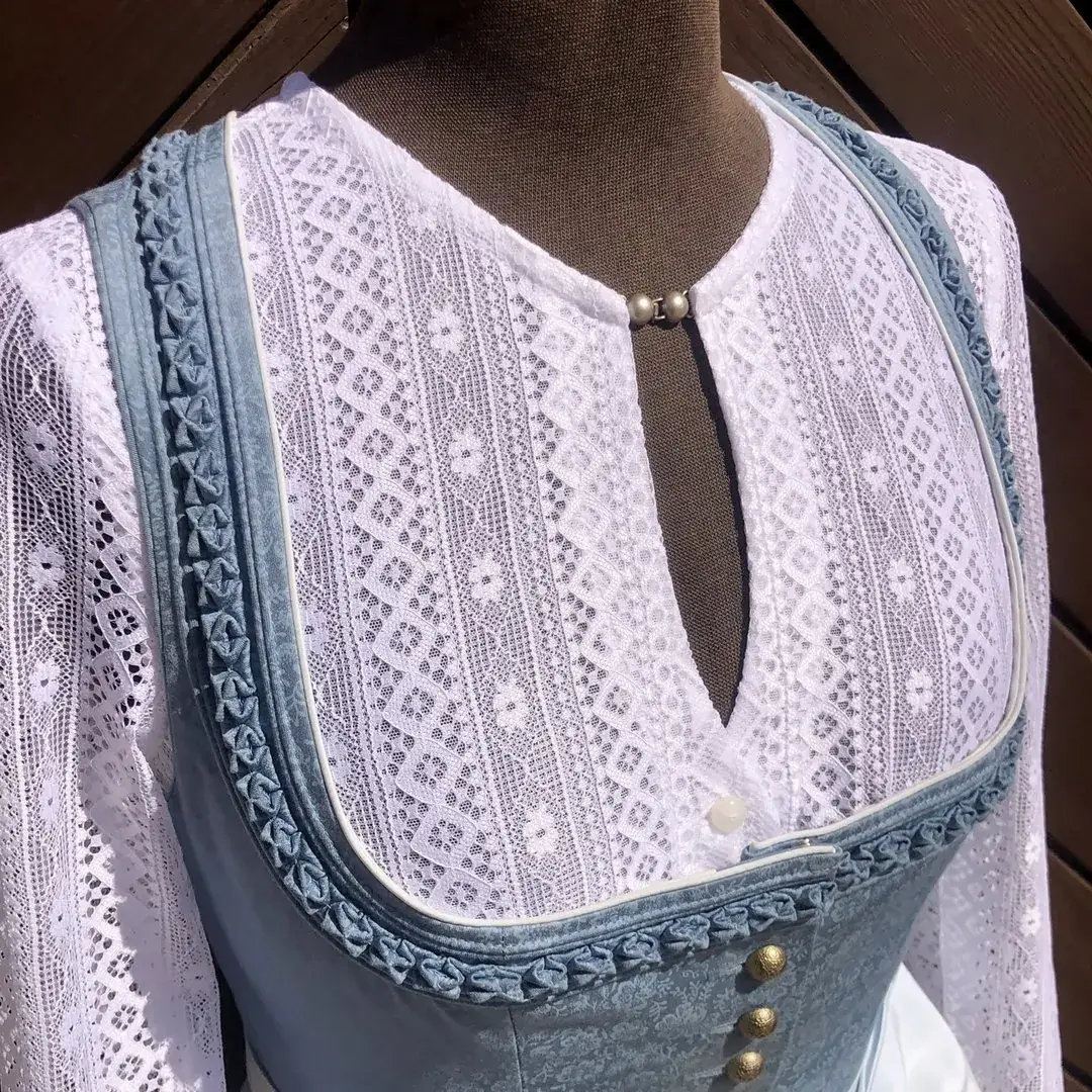 Waldorff Dirndlbluse hochgeschlossen mit langarm – Bild 47 – Chiemgauer Heimatwerk traditioneller Trachten-Onlineshop Waldorff Dirndlbluse hochgeschlossen mit langarm - Bild 47 - Chiemgauer Heimatwerk traditioneller Trachten-Onlineshop