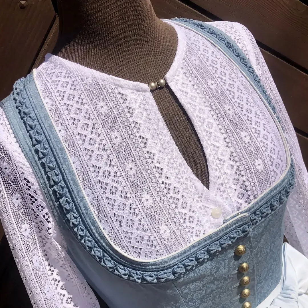 Waldorff Dirndlbluse hochgeschlossen mit langarm – Bild 28 – Chiemgauer Heimatwerk traditioneller Trachten-Onlineshop Waldorff Dirndlbluse hochgeschlossen mit langarm - Bild 28 - Chiemgauer Heimatwerk traditioneller Trachten-Onlineshop