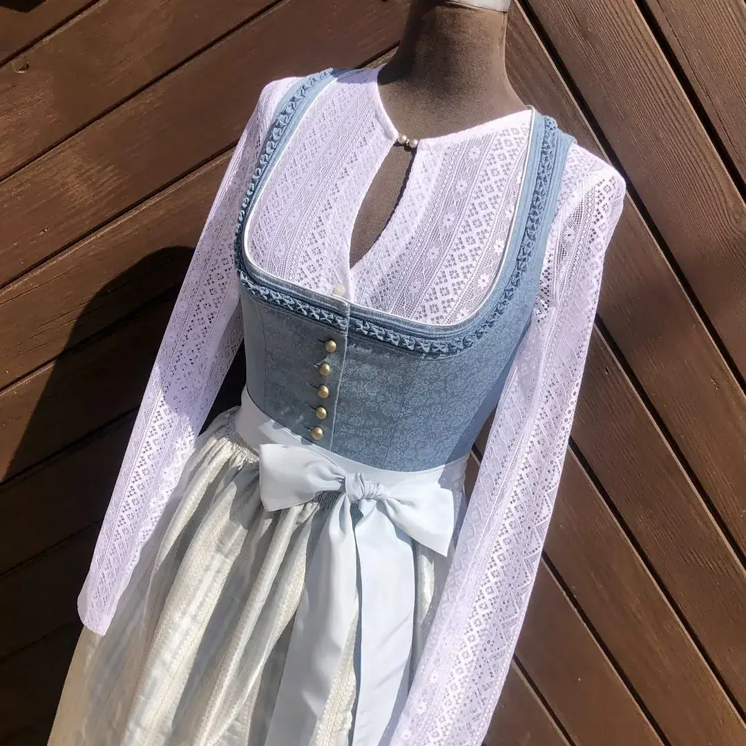 Waldorff Dirndlbluse hochgeschlossen mit langarm – Bild 15 – Chiemgauer Heimatwerk traditioneller Trachten-Onlineshop Waldorff Dirndlbluse hochgeschlossen mit langarm - Bild 15 - Chiemgauer Heimatwerk traditioneller Trachten-Onlineshop