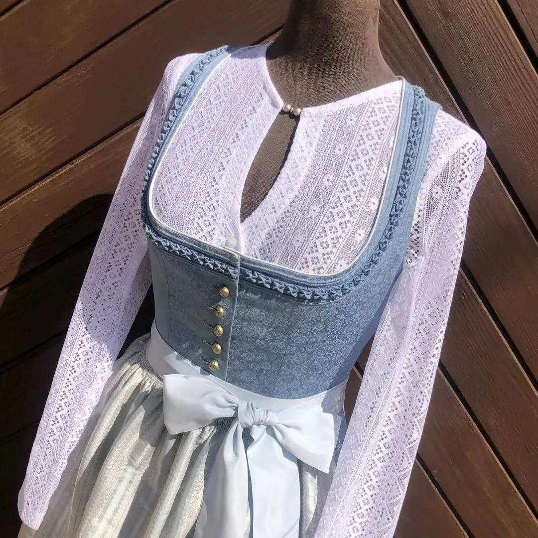 Waldorff Dirndlbluse hochgeschlossen mit langarm – Bild 12 – Chiemgauer Heimatwerk traditioneller Trachten-Onlineshop Waldorff Dirndlbluse hochgeschlossen mit langarm - Bild 12 - Chiemgauer Heimatwerk traditioneller Trachten-Onlineshop