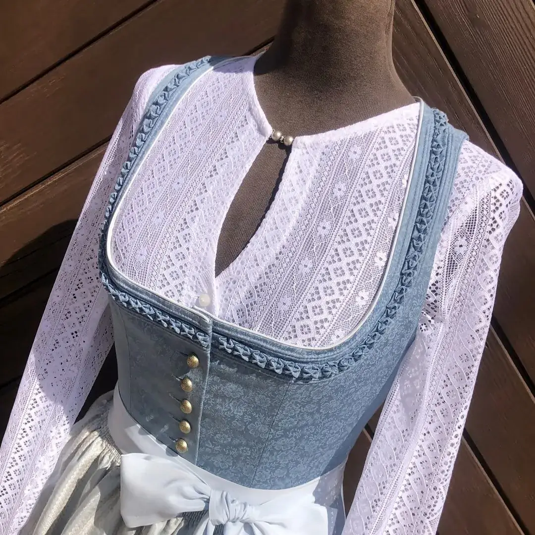 Waldorff Dirndlbluse hochgeschlossen mit langarm – Bild 52 – Chiemgauer Heimatwerk traditioneller Trachten-Onlineshop Waldorff Dirndlbluse hochgeschlossen mit langarm - Bild 52 - Chiemgauer Heimatwerk traditioneller Trachten-Onlineshop