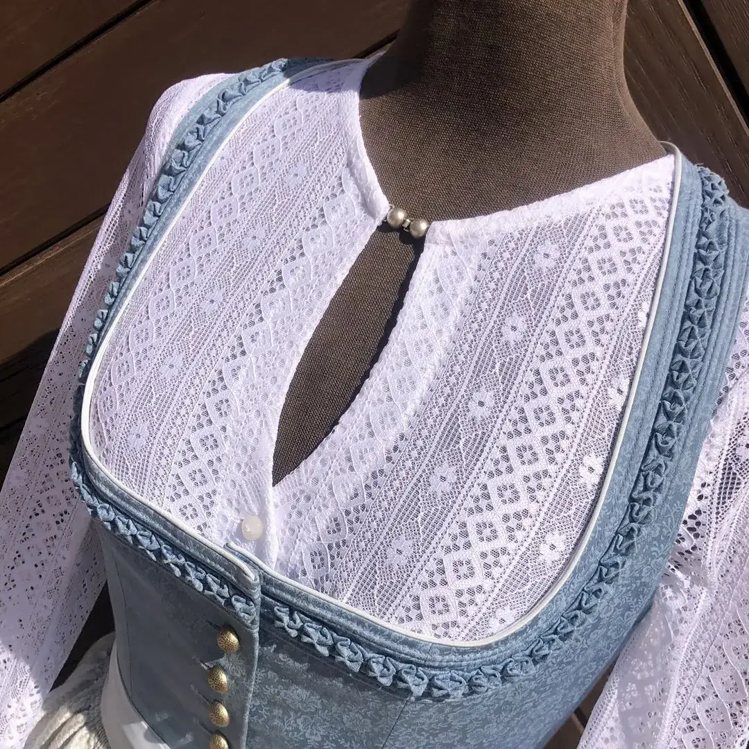 Waldorff Dirndlbluse hochgeschlossen mit langarm – Bild 16 – Chiemgauer Heimatwerk traditioneller Trachten-Onlineshop Waldorff Dirndlbluse hochgeschlossen mit langarm - Bild 16 - Chiemgauer Heimatwerk traditioneller Trachten-Onlineshop