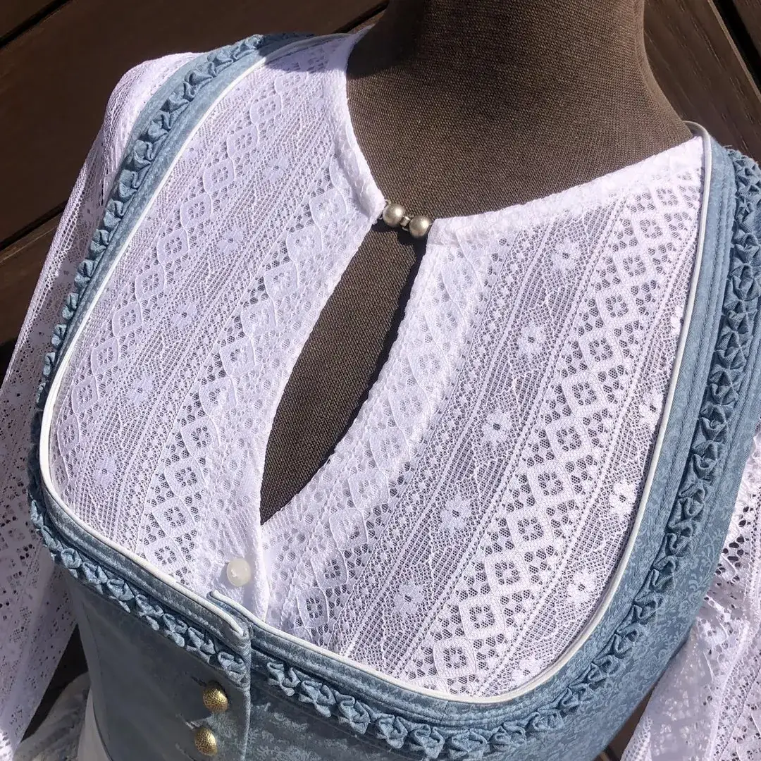 Waldorff Dirndlbluse hochgeschlossen mit langarm – Bild 51 – Chiemgauer Heimatwerk traditioneller Trachten-Onlineshop Waldorff Dirndlbluse hochgeschlossen mit langarm - Bild 51 - Chiemgauer Heimatwerk traditioneller Trachten-Onlineshop