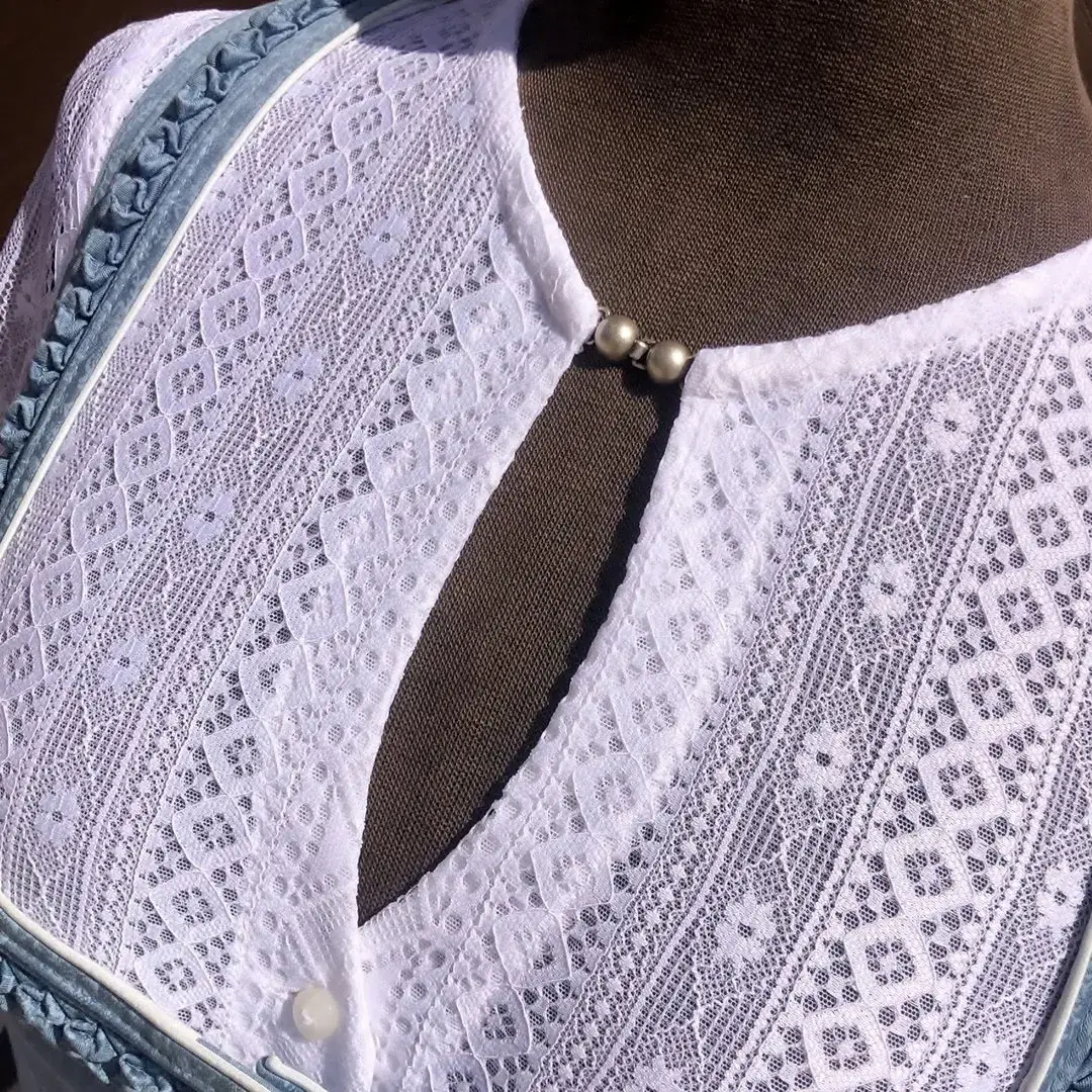 Waldorff Dirndlbluse hochgeschlossen mit langarm – Bild 34 – Chiemgauer Heimatwerk traditioneller Trachten-Onlineshop Waldorff Dirndlbluse hochgeschlossen mit langarm - Bild 34 - Chiemgauer Heimatwerk traditioneller Trachten-Onlineshop