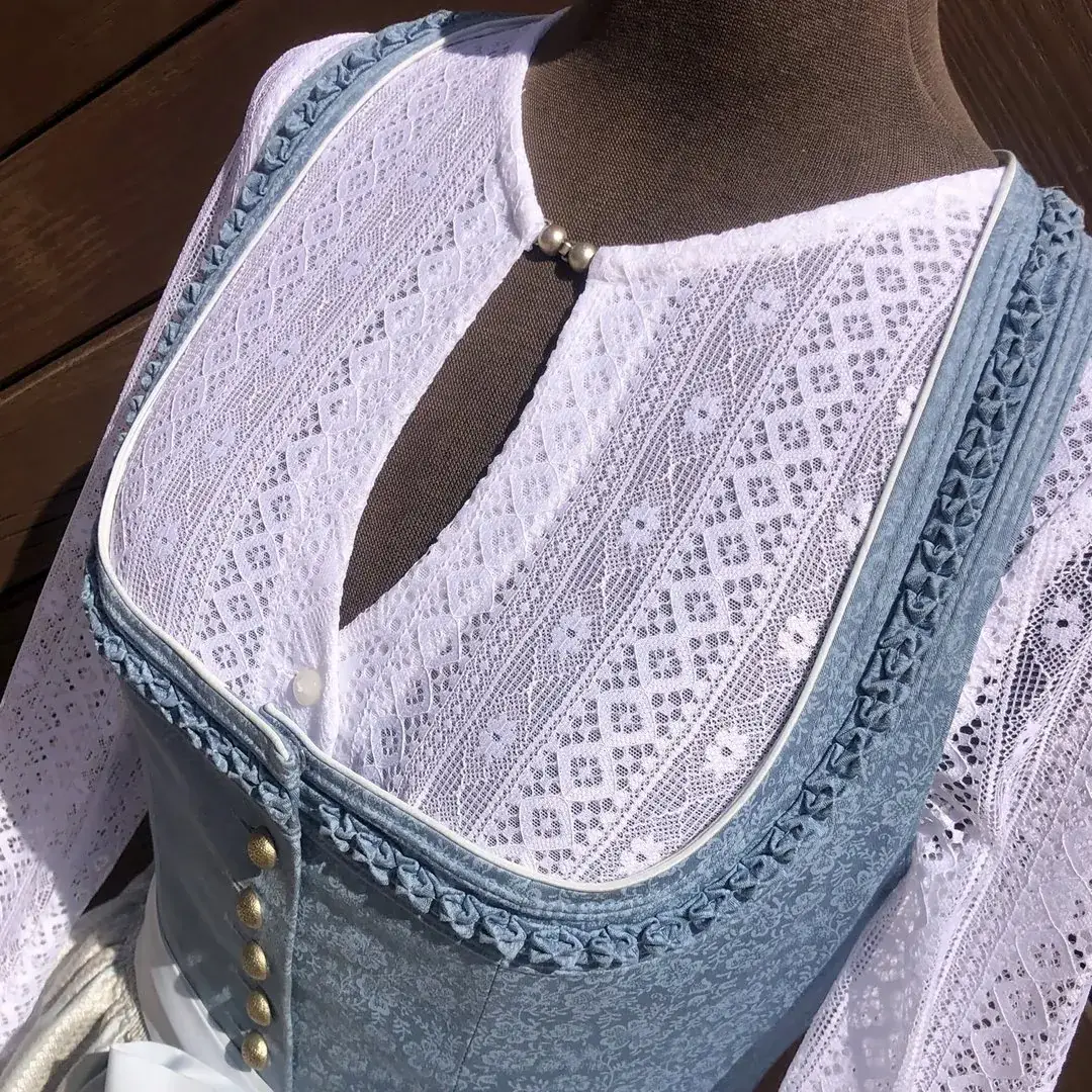 Waldorff Dirndlbluse hochgeschlossen mit langarm – Bild 22 – Chiemgauer Heimatwerk traditioneller Trachten-Onlineshop Waldorff Dirndlbluse hochgeschlossen mit langarm - Bild 22 - Chiemgauer Heimatwerk traditioneller Trachten-Onlineshop