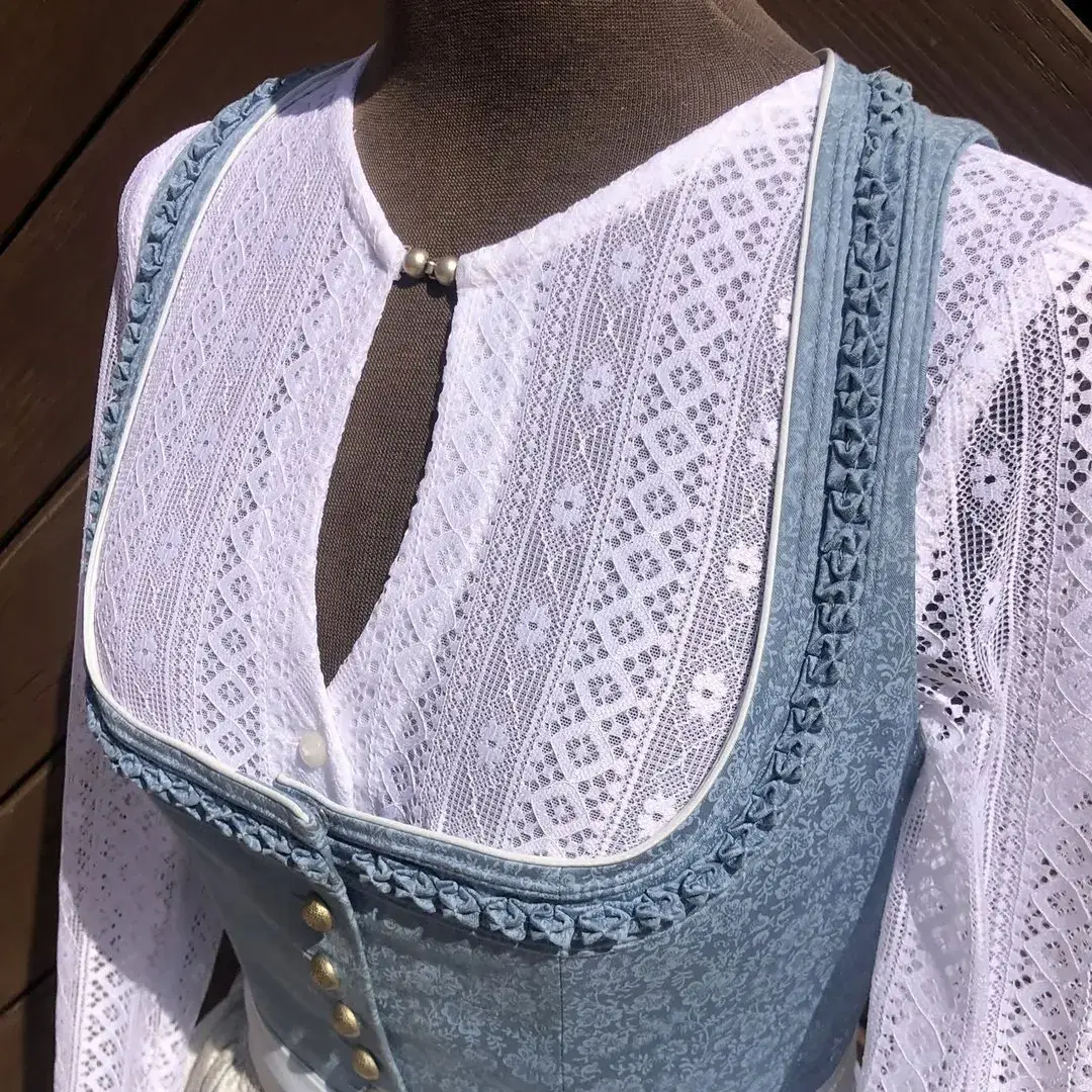 Waldorff Dirndlbluse hochgeschlossen mit langarm – Bild 20 – Chiemgauer Heimatwerk traditioneller Trachten-Onlineshop Waldorff Dirndlbluse hochgeschlossen mit langarm - Bild 20 - Chiemgauer Heimatwerk traditioneller Trachten-Onlineshop
