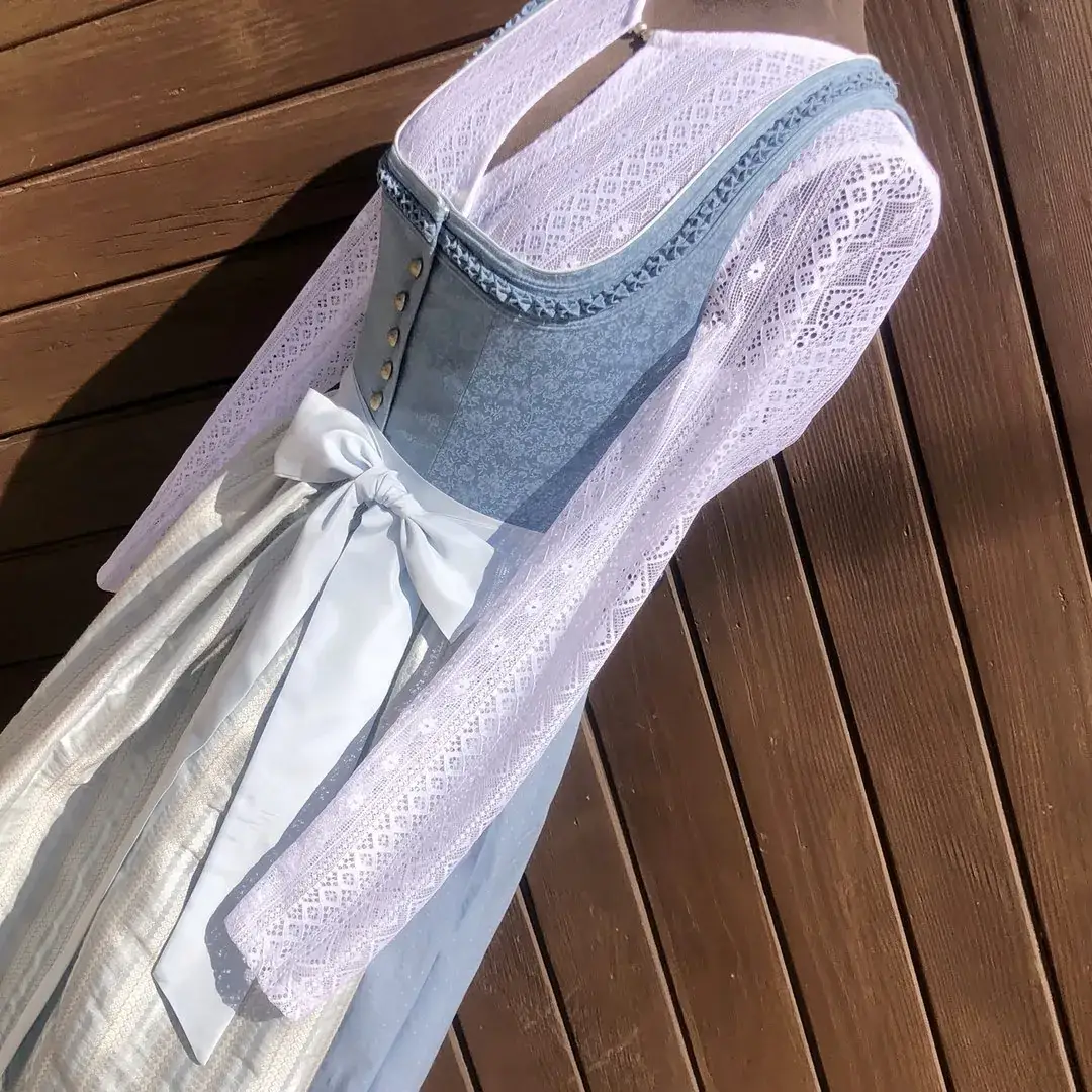 Waldorff Dirndlbluse hochgeschlossen mit langarm – Bild 56 – Chiemgauer Heimatwerk traditioneller Trachten-Onlineshop Waldorff Dirndlbluse hochgeschlossen mit langarm - Bild 56 - Chiemgauer Heimatwerk traditioneller Trachten-Onlineshop