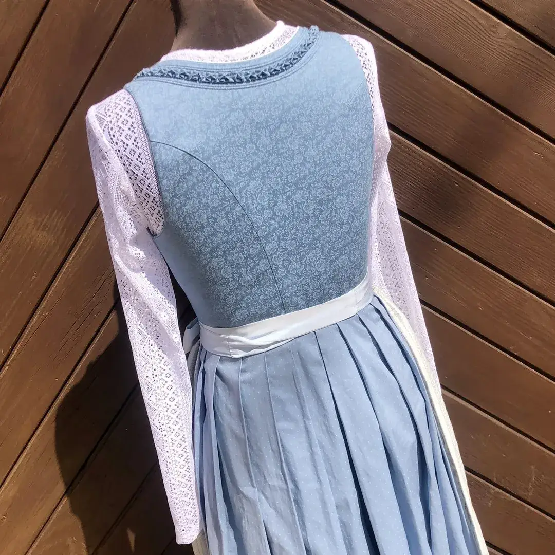 Waldorff Dirndlbluse hochgeschlossen mit langarm – Bild 27 – Chiemgauer Heimatwerk traditioneller Trachten-Onlineshop Waldorff Dirndlbluse hochgeschlossen mit langarm - Bild 27 - Chiemgauer Heimatwerk traditioneller Trachten-Onlineshop