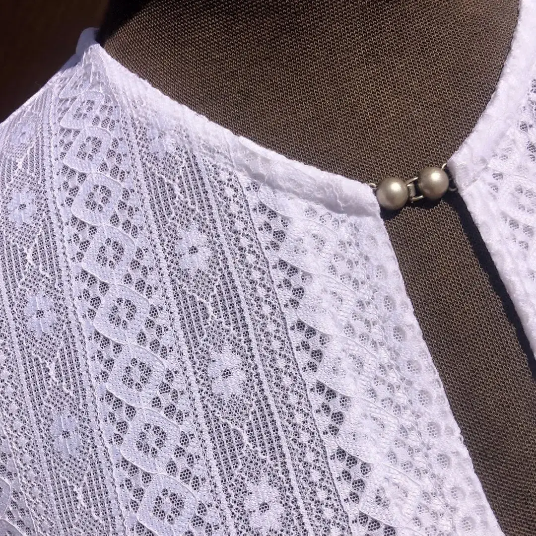 Waldorff Dirndlbluse hochgeschlossen mit langarm – Bild 10 – Chiemgauer Heimatwerk traditioneller Trachten-Onlineshop Waldorff Dirndlbluse hochgeschlossen mit langarm - Bild 10 - Chiemgauer Heimatwerk traditioneller Trachten-Onlineshop