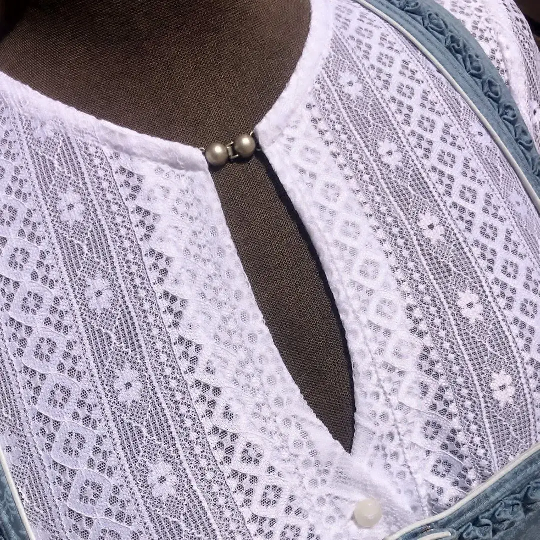 Waldorff Dirndlbluse hochgeschlossen mit langarm – Bild 42 – Chiemgauer Heimatwerk traditioneller Trachten-Onlineshop Waldorff Dirndlbluse hochgeschlossen mit langarm - Bild 42 - Chiemgauer Heimatwerk traditioneller Trachten-Onlineshop