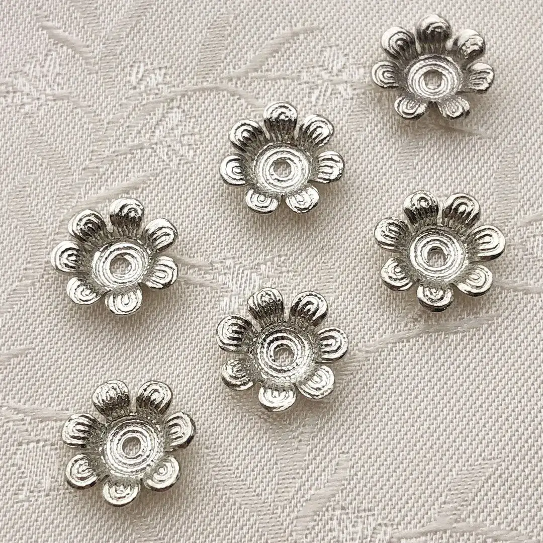 Perlkappe in Blütenform altsilber No. 6 – Bild 27 – Chiemgauer Heimatwerk traditioneller Trachten-Onlineshop Perlkappe in Blütenform altsilber No. 6 - Bild 27 - Chiemgauer Heimatwerk traditioneller Trachten-Onlineshop