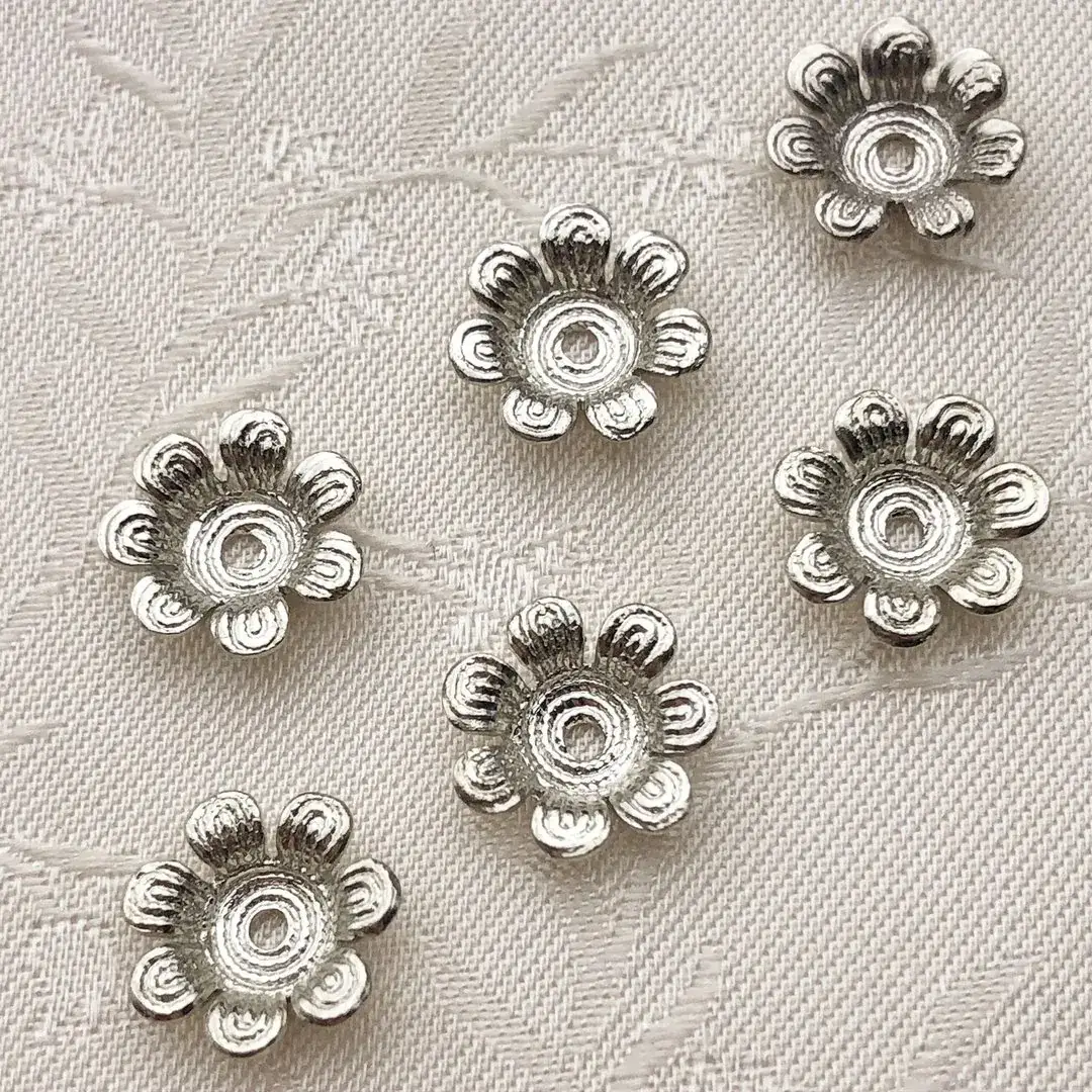 Perlkappe in Blütenform altsilber No. 6 – Bild 21 – Chiemgauer Heimatwerk traditioneller Trachten-Onlineshop Perlkappe in Blütenform altsilber No. 6 - Bild 21 - Chiemgauer Heimatwerk traditioneller Trachten-Onlineshop