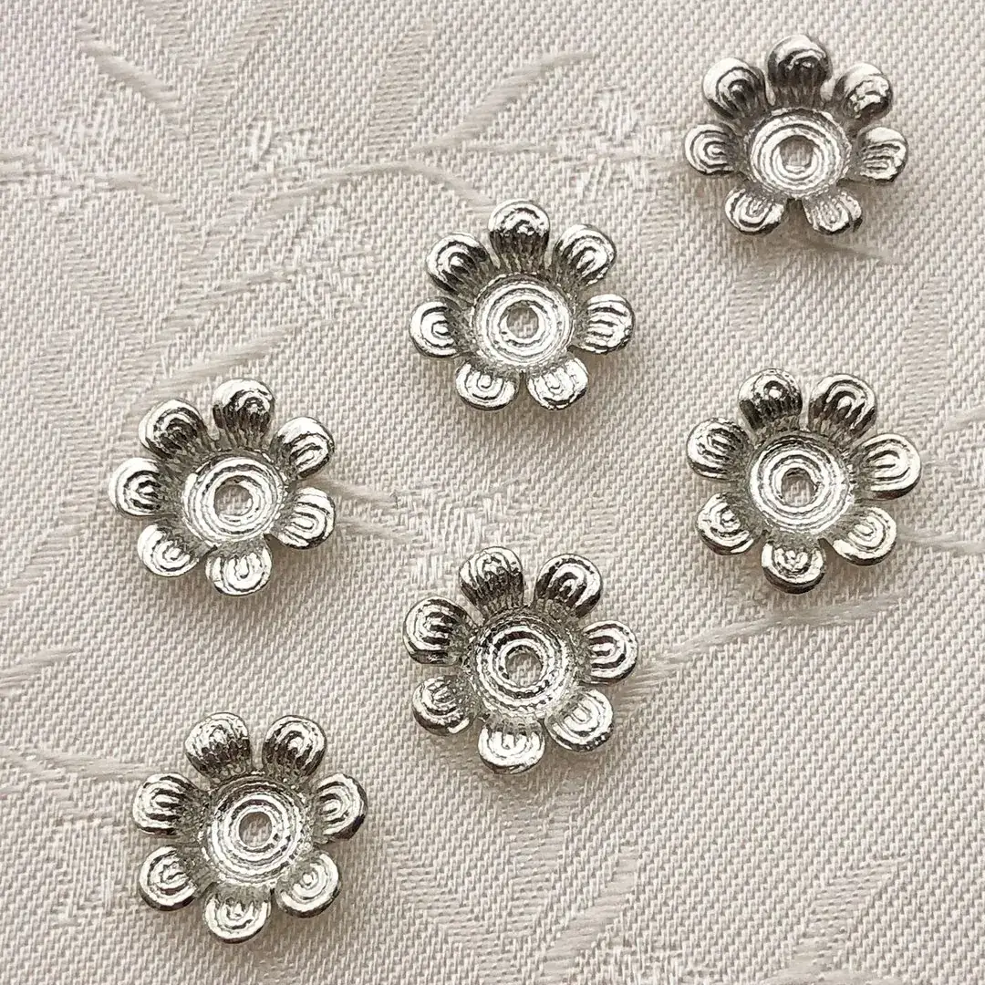 Perlkappe in Blütenform altsilber No. 6 – Bild 7 – Chiemgauer Heimatwerk traditioneller Trachten-Onlineshop Perlkappe in Blütenform altsilber No. 6 - Bild 7 - Chiemgauer Heimatwerk traditioneller Trachten-Onlineshop