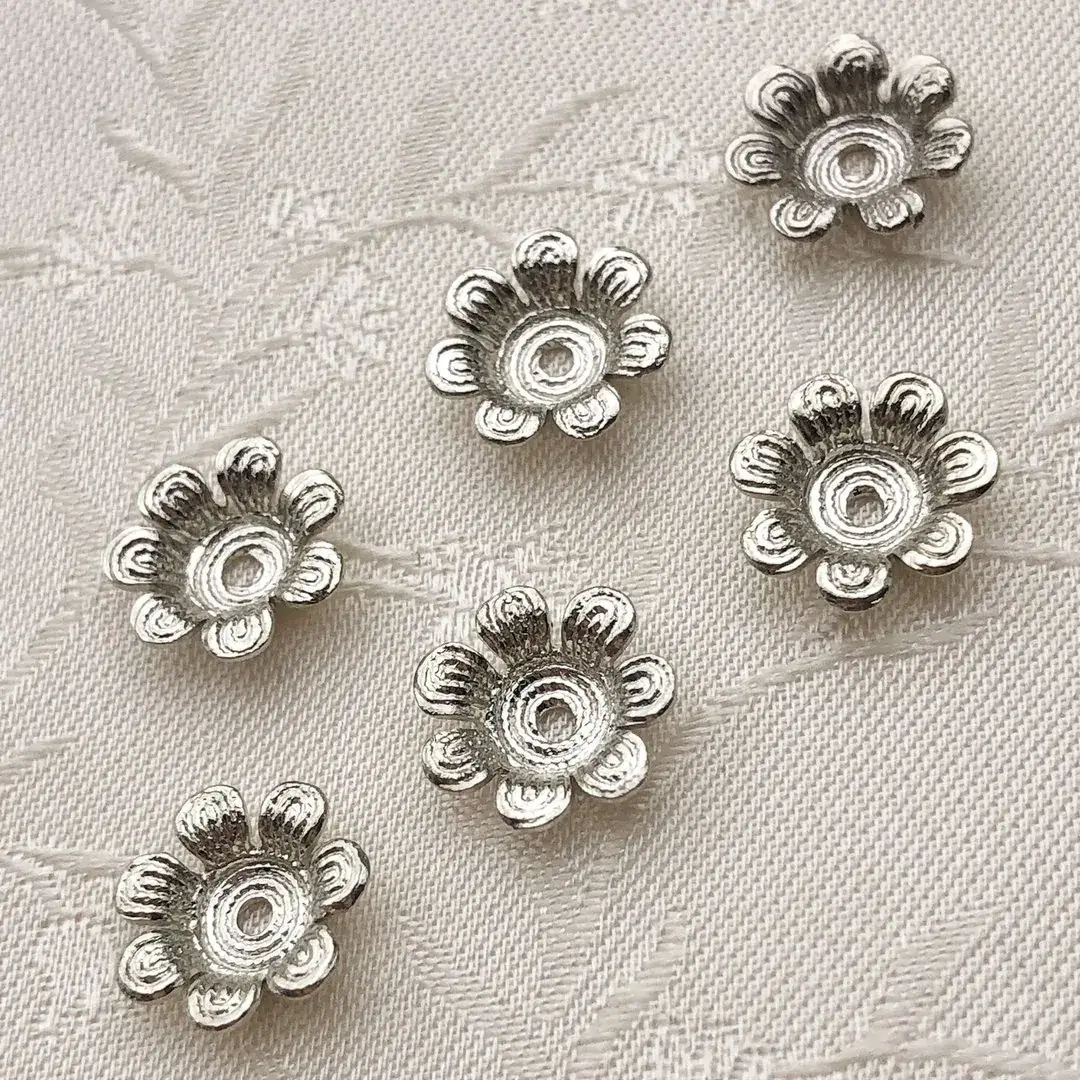 Perlkappe in Blütenform altsilber No. 6 – Bild 24 – Chiemgauer Heimatwerk traditioneller Trachten-Onlineshop Perlkappe in Blütenform altsilber No. 6 - Bild 24 - Chiemgauer Heimatwerk traditioneller Trachten-Onlineshop