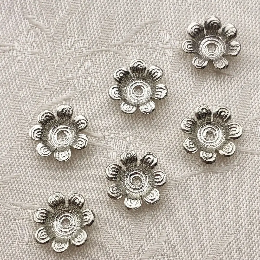 Perlkappe in Blütenform altsilber No. 6 – Bild 25 – Chiemgauer Heimatwerk traditioneller Trachten-Onlineshop Perlkappe in Blütenform altsilber No. 6 - Bild 25 - Chiemgauer Heimatwerk traditioneller Trachten-Onlineshop