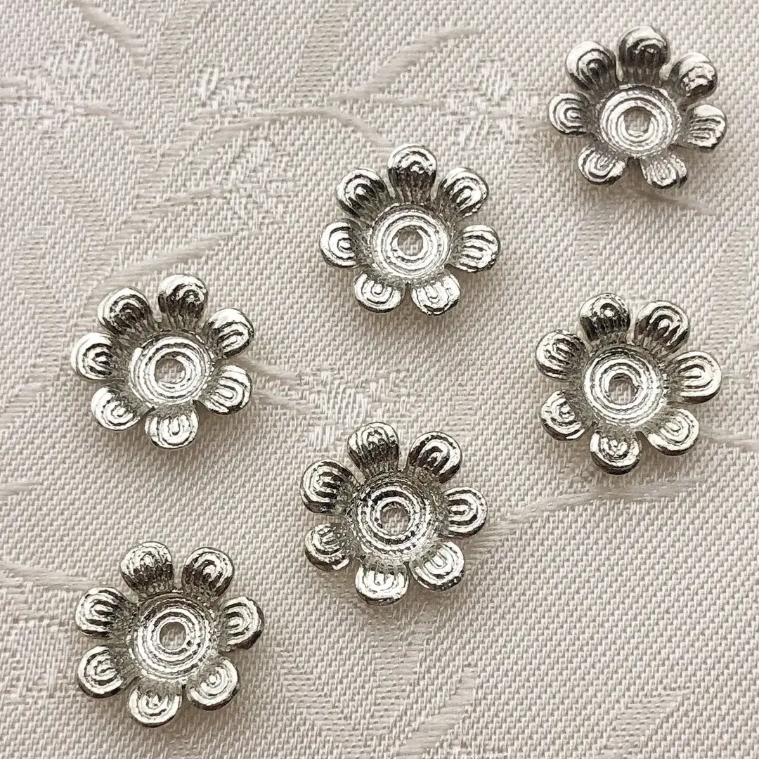 Perlkappe in Blütenform altsilber No. 6 – Bild 11 – Chiemgauer Heimatwerk traditioneller Trachten-Onlineshop Perlkappe in Blütenform altsilber No. 6 - Bild 11 - Chiemgauer Heimatwerk traditioneller Trachten-Onlineshop