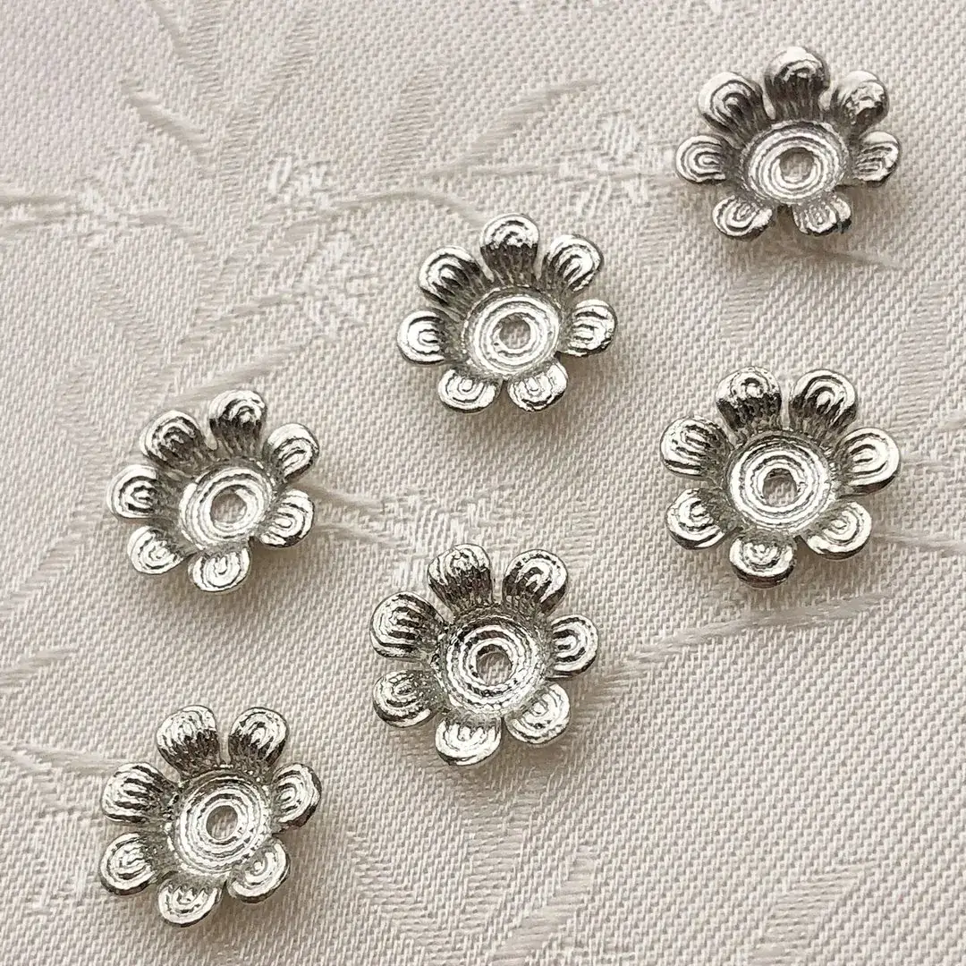 Perlkappe in Blütenform altsilber No. 6 – Bild 33 – Chiemgauer Heimatwerk traditioneller Trachten-Onlineshop Perlkappe in Blütenform altsilber No. 6 - Bild 33 - Chiemgauer Heimatwerk traditioneller Trachten-Onlineshop