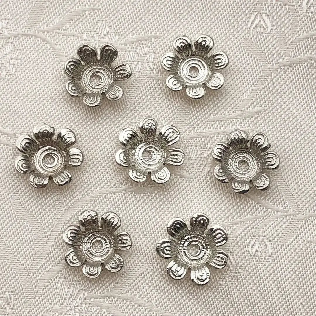 Perlkappe in Blütenform altsilber No. 6 – Bild 28 – Chiemgauer Heimatwerk traditioneller Trachten-Onlineshop Perlkappe in Blütenform altsilber No. 6 - Bild 28 - Chiemgauer Heimatwerk traditioneller Trachten-Onlineshop