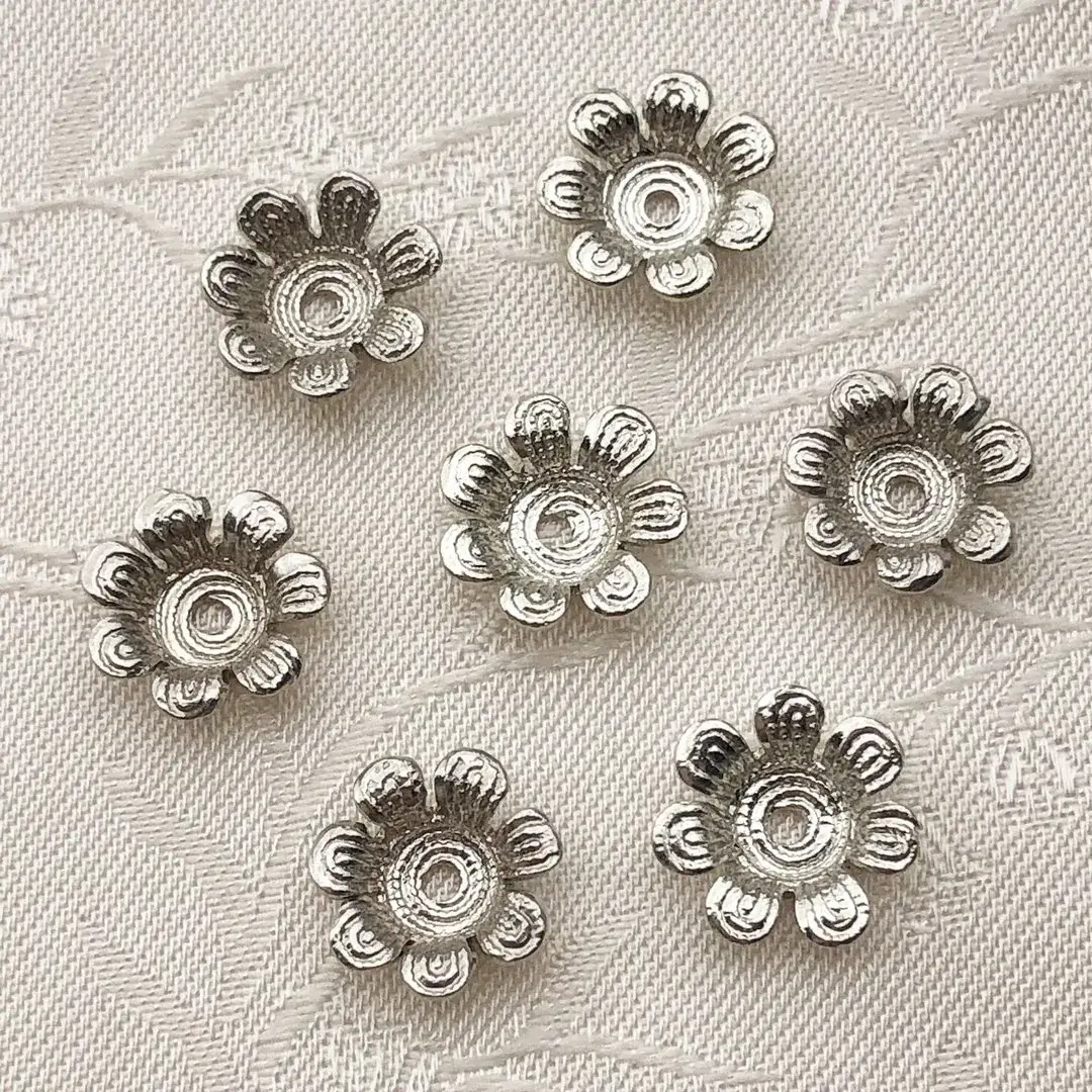 Perlkappe in Blütenform altsilber No. 6 – Bild 15 – Chiemgauer Heimatwerk traditioneller Trachten-Onlineshop Perlkappe in Blütenform altsilber No. 6 - Bild 15 - Chiemgauer Heimatwerk traditioneller Trachten-Onlineshop