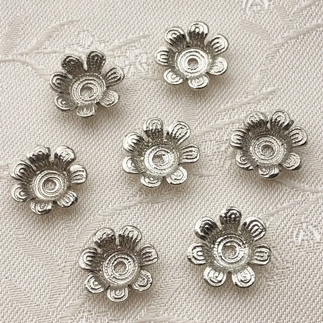 Perlkappe in Blütenform altsilber No. 6 – Bild 5 – Chiemgauer Heimatwerk traditioneller Trachten-Onlineshop Perlkappe in Blütenform altsilber No. 6 - Bild 5 - Chiemgauer Heimatwerk traditioneller Trachten-Onlineshop