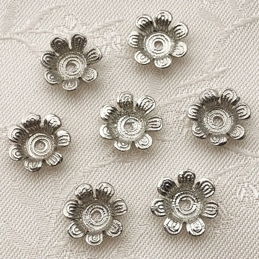 Perlkappe in Blütenform altsilber No. 6 – Bild 4 – Chiemgauer Heimatwerk traditioneller Trachten-Onlineshop Perlkappe in Blütenform altsilber No. 6 - Bild 4 - Chiemgauer Heimatwerk traditioneller Trachten-Onlineshop